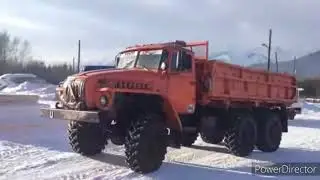 Оранжевый грузовик в снегу