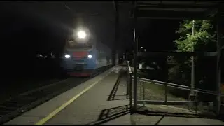 Электровоз ЭП1М-446 с поездом дальнего следования.