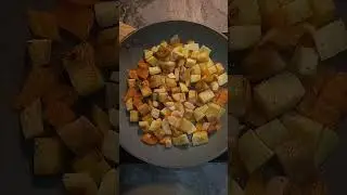 Жареные сезонные овощи с вялеными томатами