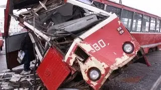 Автобус разорвал трамвай