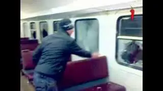 Подростки разгромили электричку