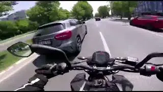 Düz yolda giden motosiklete çarpan kadın ve sonrasına yaşananlar sosyal medyada gündem oldu.