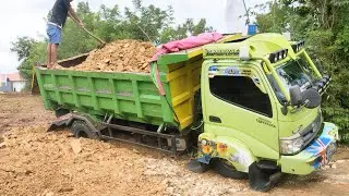 Mobil Truk HINO DUTRO Amblas Parah Nyaris Tumbang.