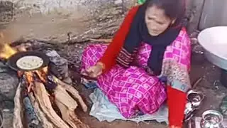 उत्तराखंड की शादी मे पहाड़ी खाना // महिलाओं का रोटी बनाना