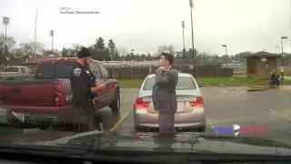 Policia en EEUU ayuda a estudiante a hacer el nudo de corbata