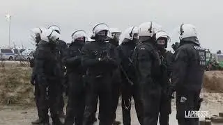 Germania, polizia porta via manifestanti che protestano contro miniera di carbone