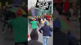 Фанаты Манчестер Юнайтед идут на свой протекающий стадион