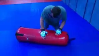 Отработка ударов на мешке в партере.