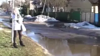 девушка машина и лужа