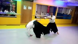 Ushi kaiten nage (katate dori)