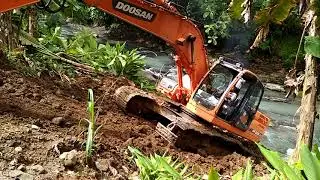 KEREN BANGET !!! DOOSAN DX 225 LCA Bisa memanjat tebing curam