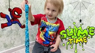 Ярослав делает слайм Человек паук и играет с ним / Yaroslav makes slime Spiderman