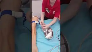 Учимся на очень реалистичном тренажёре делать укол внутривенно. 💉 #вднх #перваямедицинскаяпомощь