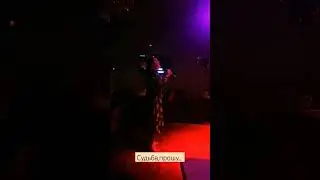 женщина которая поёт...