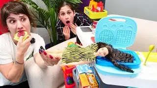 Ayşe ve Ümit müşterinin saçını tost makinesinde yapıyor. Barbie oyunları