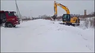 Мусоровозы вязнут в снегу в Артемовском