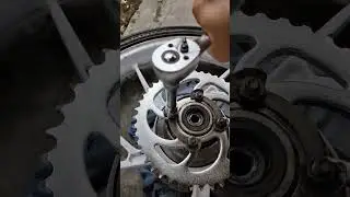 Proses pengencangan baut gear set Satria FU