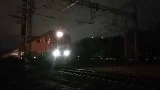 Поезд ЭП2К едет из Санкт-Петербурга до Москвы