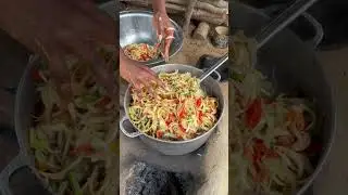 Le sauté revenir de mouton et poulet frit