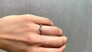 טבעת וי משובצת אבני בלו טופז