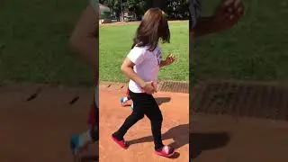 小孩跑步就是萌