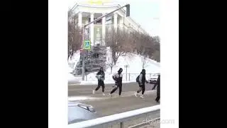 Танцуют на переходе. Не могут перейти дорогу. Танцуют на пешеходном переходе. Танец на дороге