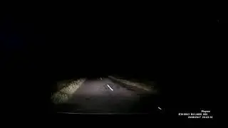 Лежащий  алкаш на ночной загородной дороге