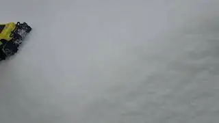 Monster truck rides in the snow. Monster Truck andando na neve.