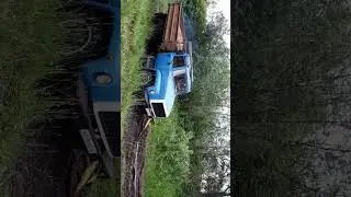 Вытаскиваем Газ-53 на тракторе