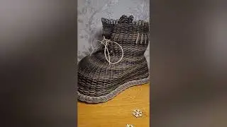 Weaving rattan. A shoe for the Christmas tree. And other New Year's decorations.