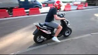 Леха мчит на новеньком мопеде