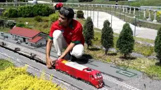 Pemasangan Lokomotif CC 300 di Taman Miniatur Kereta Api