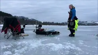 Vera og Erik jakter Mjøsørret fra isen.