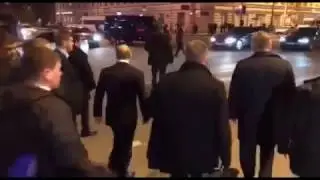В.В. Путин посетил место теракта в Санкт Петербурге .