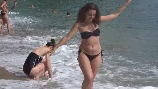 Девушки на пляже Могрен, Будва, Черногория.(Girls on the beach of Mogren, Budva Montenegro.)