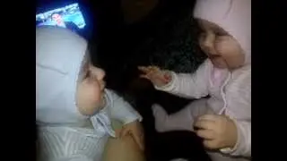 Двойняшки играют перед сном)))
