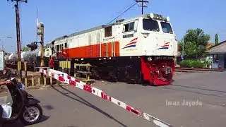 Langsiran Kereta Api BBM Pertamina di Perlintasan JPL 213 Tegal PART 1