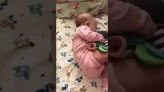 Катя переворачивается сама