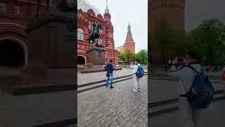 Солдат помог бабушке возложить цветы к Вечному огню.❤️‍🔥⚘️