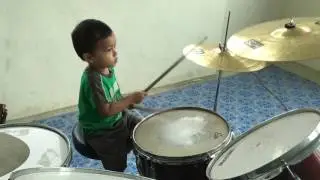 Two years old kid drumming like profesional drummer