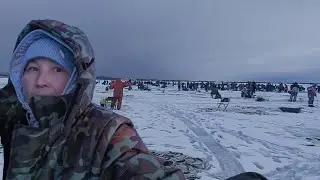 Тысячи рыбаков вышли на лед , ЭТО ЗНАЧИТ ПРЕТ зубарь..
