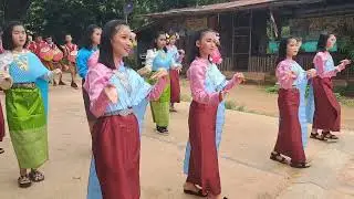 เด็กนักเรียนรำถวายเทียนพรรษา