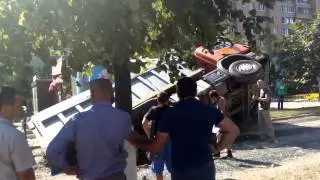 Фура провалилась в центре города
