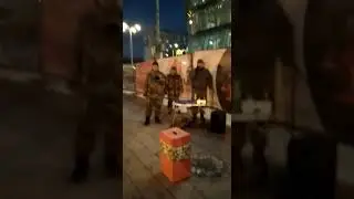 Уличные музыканты исполняют 