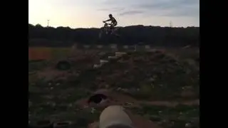 Super enduro saltó pirámide