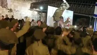 חיילי נצח יהודה בריקודים לקראת טקס ההצהרה בכותל המערבי שריד בית מקדשנו