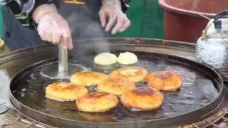Seoul Eats: Hotteok (Korean Caramel Pancake) in Insadong