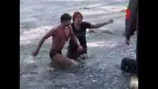 Школьник прыгнул в ледяную воду к тонущей собаке