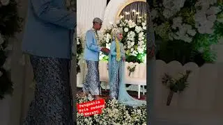 Pengantin Pria Sedang Merayu 