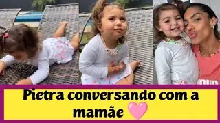 Pietra conversando com a mamãe Tays Reis 🩷